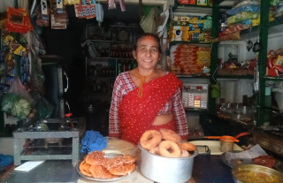 ४० वर्षदेखि किराना पसल चलाउँदै आएकी ७२ वर्षीया आमा पद्मा कुमारी सिलवाल अझै पनि उत्तिकै सक्रिय