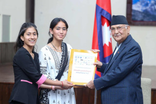 प्रधानमन्त्री सामु श्रमिक बालबालिकाको मार्मिक अपिल, ओली बने भावुक