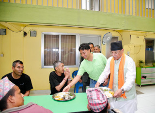 सीता दाहालको स्मृति दिवस : मानव सेवा आश्रममा अध्यक्ष प्रचण्ड