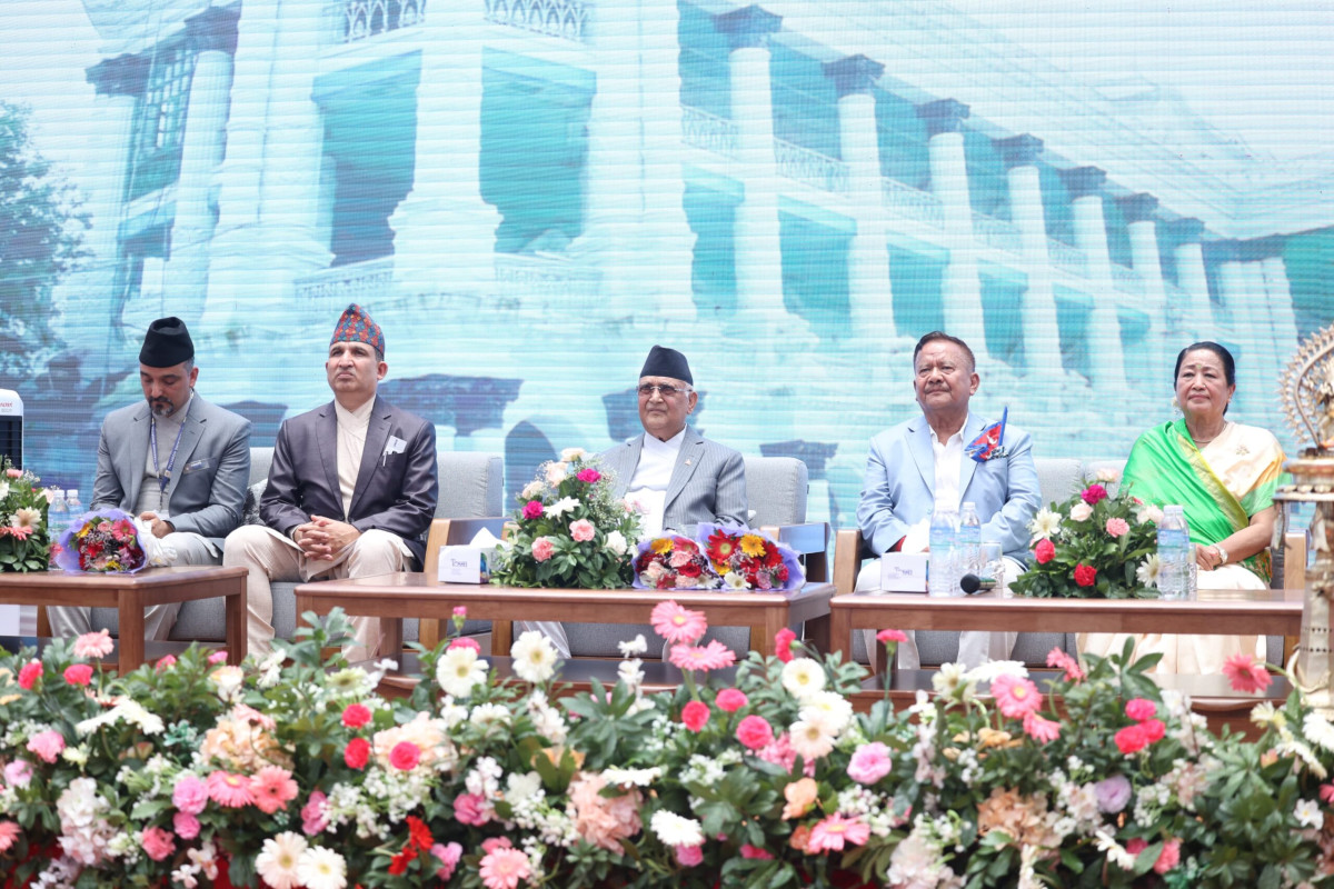 भाटभटेनी सुपर मार्केटका सञ्चालक मनकारी गुरुङद्वारा शिक्षण अस्पताललाई भवन हस्तान्तरण