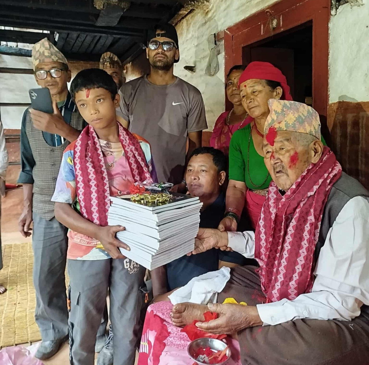 जन्मोत्सवको अवसरमा सताब्दी पुरुष ऐमानसिंह भण्डारीबाट विद्यालयलाई अक्षय कोष