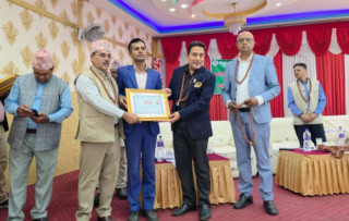 सञ्चारकर्मी सरोज ओझा ‘नेपाल कृषि तथा पशुपन्छी व्यवसायी संघ’बाट सम्मानित