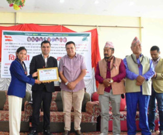 टोखाकी महिला पत्रकार टाेखा लाइभकर्मी नबिना श्रेष्ठलाई नेपाली कांग्रेसद्वारा सम्मान