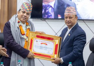 ऊर्जामन्त्री खड्काद्वारा अवकासप्राप्त सचिव सुरेश आचार्यको सम्मानपूर्वक विदाई
