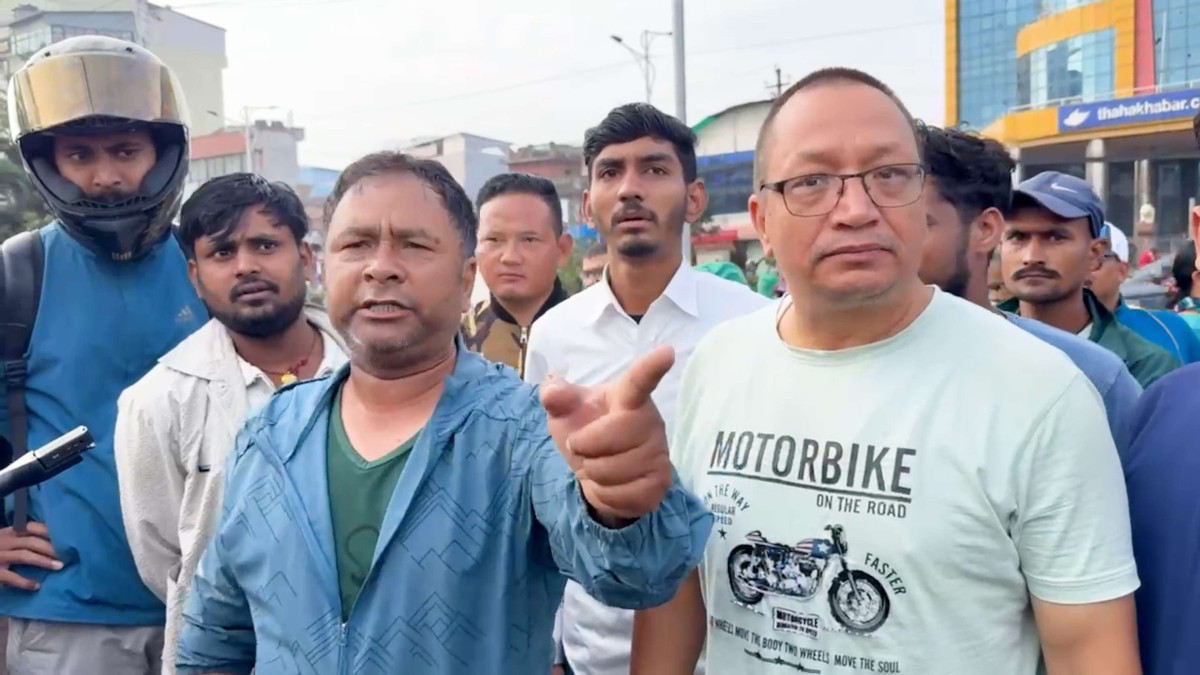 संसद भवन बाहिर आक्रोशित  सर्वसाधारण युवाहरु