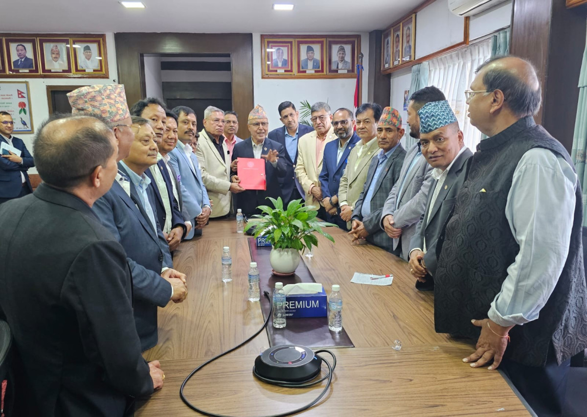 अर्थतन्त्रका विद्यमान समस्या समाधान र लगानीकर्ताको मनोबल उकास्न चेम्बरद्धारा अर्थमन्त्री खनाल समक्ष आग्रह