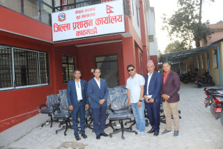 पर्यटन व्यवसायी शर्माद्धारा जिल्ला प्रशासन कार्यालय काठमाडौँलाई २५ थान कुर्ची सहयोग