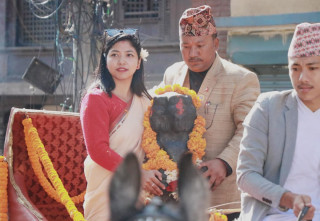 प्रहरी संरक्षणमा रहेको ब्रह्मा मूर्ति पुनरुत्थान भएको मन्दिरको आसनमा फिर्ता
