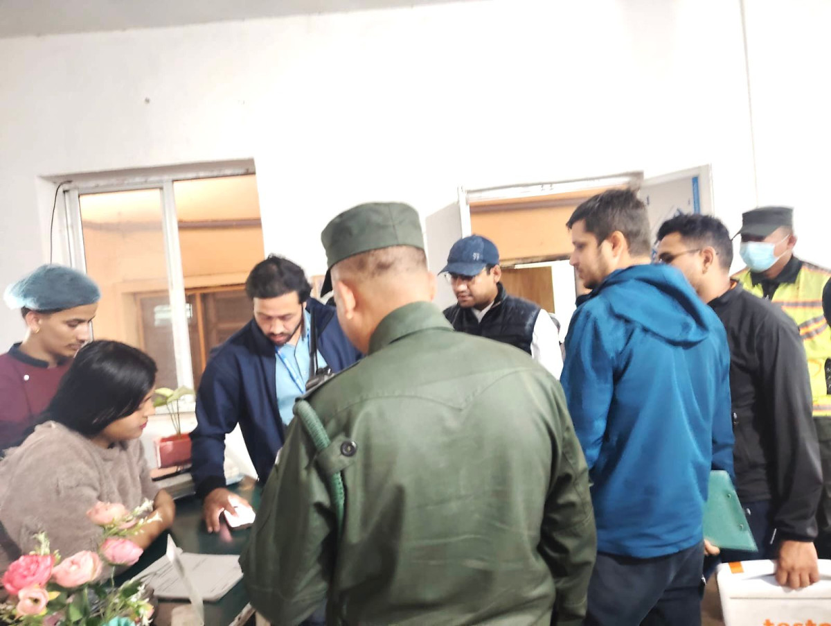 शुक्रराज ट्रपिकल तथा सरुवा रोग अस्पतालको हल्दे कालिका एण्ड चमेना गृह र नरदेवीस्थित आयुर्वेद चिकित्सालयको क्यान्टिनमा अनुगमन : सरसफाइमा ध्यान दिएको पाइएन