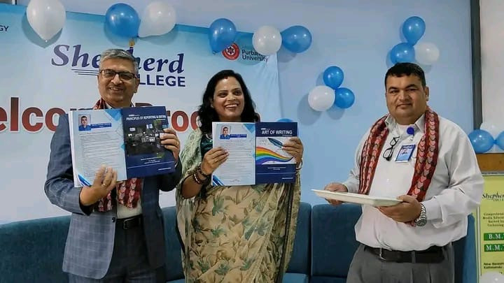 पत्रकार विनोद धौलागिरिका दुई पुस्तक सार्वजनिक, पत्रकारिता अध्ययनमा थप योगदान