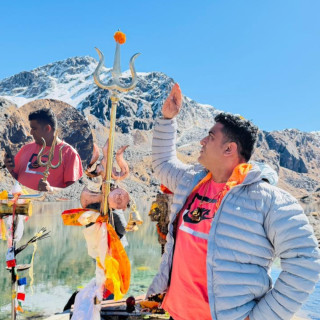 समाजसेवी रुपक लोहनीको अर्को पुण्य काम: गोसाईकुण्डमा २० किलो त्रिशूल चढाए