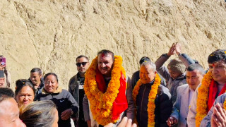 ककनीमा पिच सडक पुगेपछि जनताबाट डा. प्रकाशशरण महतलाई भव्य स्वागत