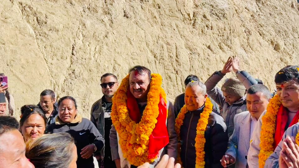 ककनीमा पिच सडक पुगेपछि जनताबाट डा. प्रकाशशरण महतलाई भव्य स्वागत