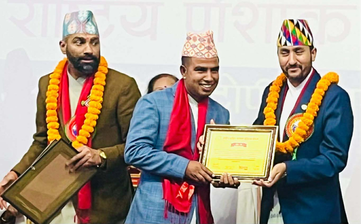१३औँ राष्ट्रिय पोशाक तथा अन्तर्राष्ट्रिय टोपी दिवसमा पत्रकार अरबिन्द्र गौतम सम्मानित