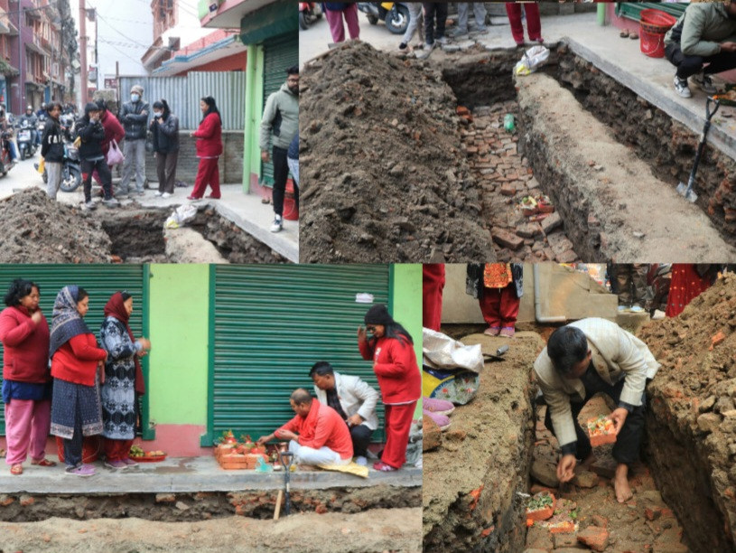 प्राचीन सम्पदा जोगाउने पहलः आशामान संगतको नेतृत्वमा १५१ वर्ष पुरानो ‘ढोका छेँ’ पुनर्निर्माण सुरु