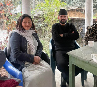 झापा–५ का उम्मेदवार बालेन शाहद्वारा झापा–२ की उम्मेदवार इन्दिरा रानामगरको घरमै पुगेर समर्थन