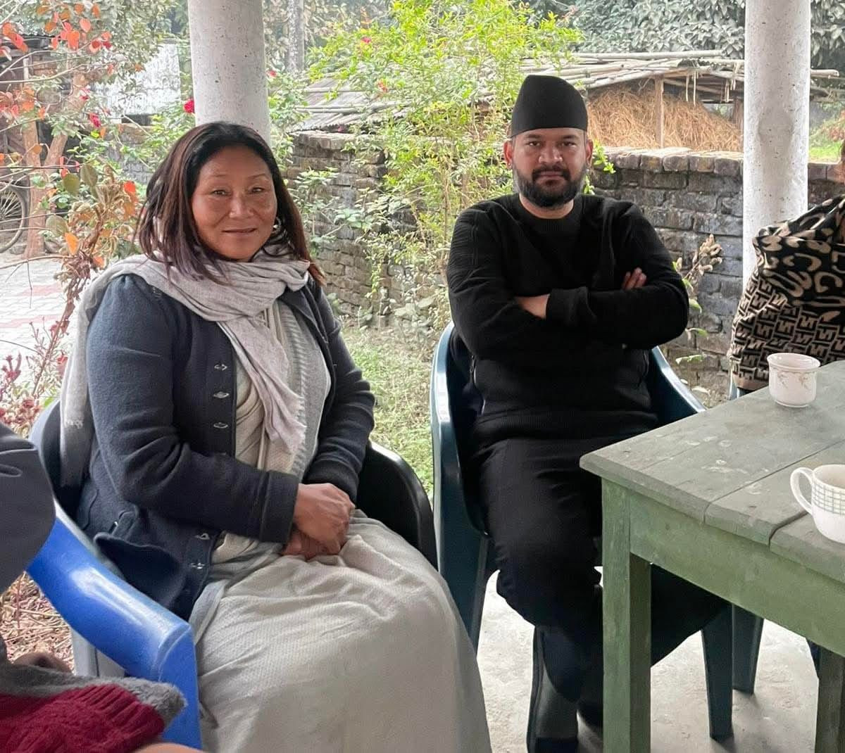 झापा–५ का उम्मेदवार बालेन शाहद्वारा झापा–२ की उम्मेदवार इन्दिरा रानामगरको घरमै पुगेर समर्थन