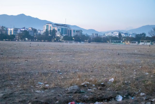 सैनिक मञ्चको दक्षिण चउर सुधार गर्दै काठमाडौँ महानगरपालिका : २ करोड ७० लाख रुपियाँ खर्च गरेर वरमुढा ग्रास रोपिँदै