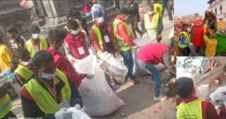 महाशिवरात्रीमा थुप्रिएका फोहोरमैला सफागर्दै सफाईकर्मीहरु