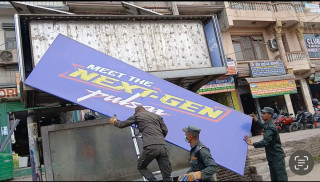 सोलारसहितका बस बिसौनीका विज्ञापन सामग्री हटाउन थालियो : म्याद सकिएपछि पनि निर्माण पक्ष सम्पर्कमा आएन