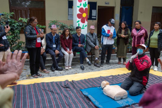 वडा स्तरमा प्राथमिक उपचारकर्ता उत्पादनका लागि तालिम सुरु : प्रशिक्षणमा महिलाहरुको उत्साह