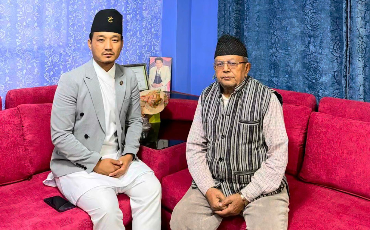 एमाले कार्यकर्ताबाट दुर्ब्यबहरमा परेका बृद्धालाइ भेट्न गृहमन्त्री सुधन गुरुङ उनकै निवास पुगे