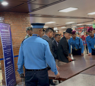 विमानस्थलको सास्ती अन्त्य गर्न गृहमन्त्री गुरुङको आकस्मिक अनुगमन