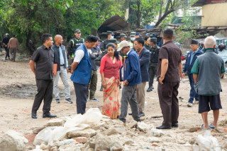 प्रमुख प्रशासकीय अधिकृत, सार्वजनिक निर्माण विभागका प्रमुख, महानगर प्रहरी बलका अधिकारीसहित कार्यवाहक प्रमुख स्थलगत निरीक्षणमा