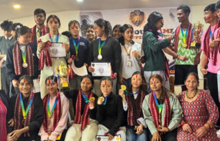 एसइई दिएका विद्यार्थीबीच फुटसल, सीबीएम कलेजले नगदसहित गर्यो सम्मान
