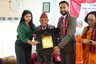 शिक्षामन्त्री पोखरेलद्वारा डा. डिल्लीरमण रेग्मी राष्ट्रिय तथा अन्तर्राष्ट्रिय शान्ति पुरस्कार प्रदान