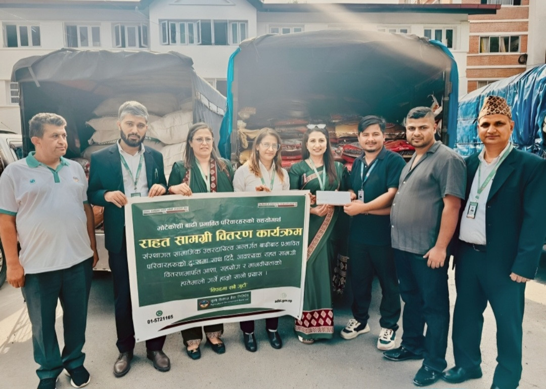 कृषि विकास बैंकद्वारा बाढीपीडितका लागि रु. १० लाख बराबरको खाद्य सामग्री सहयोग