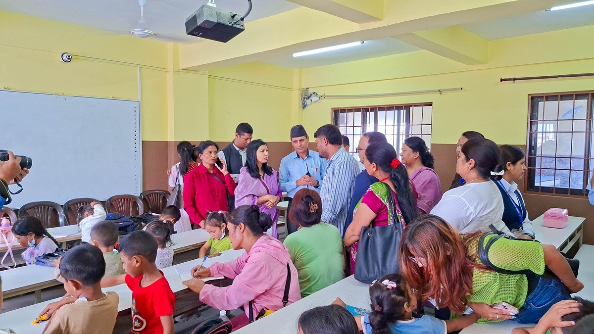 बाढी प्रभावित बालबालिकालाई विद्यालय भर्ना : मानसिक चोट कम गराउन कार्यवाहक प्रमुख संवादमा