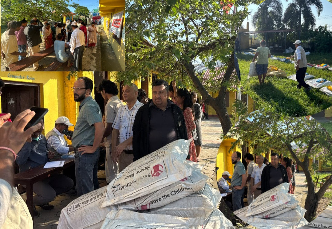 गैंडाकोट–२ का बाढी प्रभावित १४० परिवारलाई १४ लाख बराबरको राहत सामग्री हस्तान्तरण